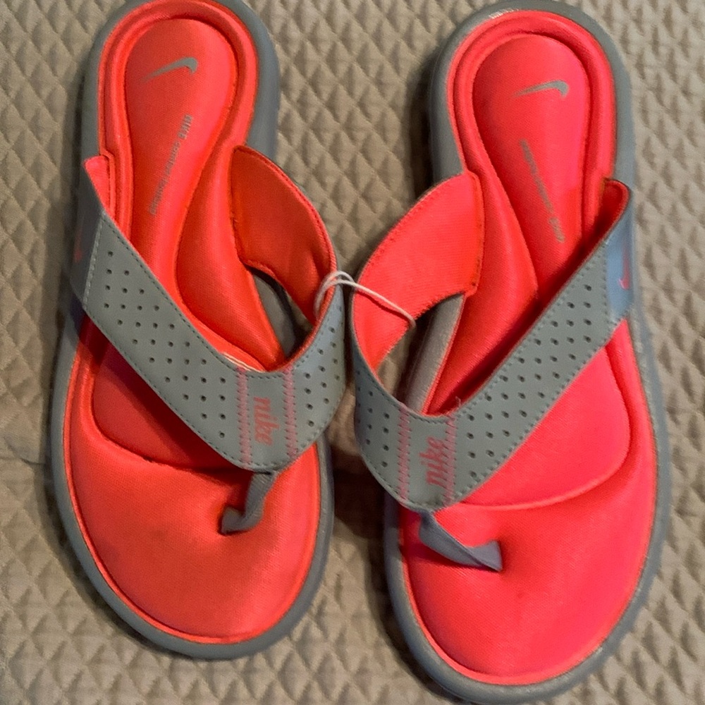 Nike flip flops sz 7